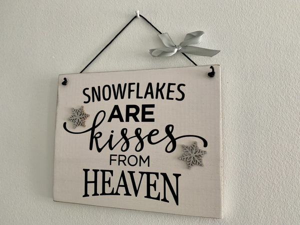 Snowflakes are kisses from Heaven, Wooden Sign, Sympathy sign, Memorial sign, Gift for Lost Loved Ones, Christmas Gift, Grieving/Mourning