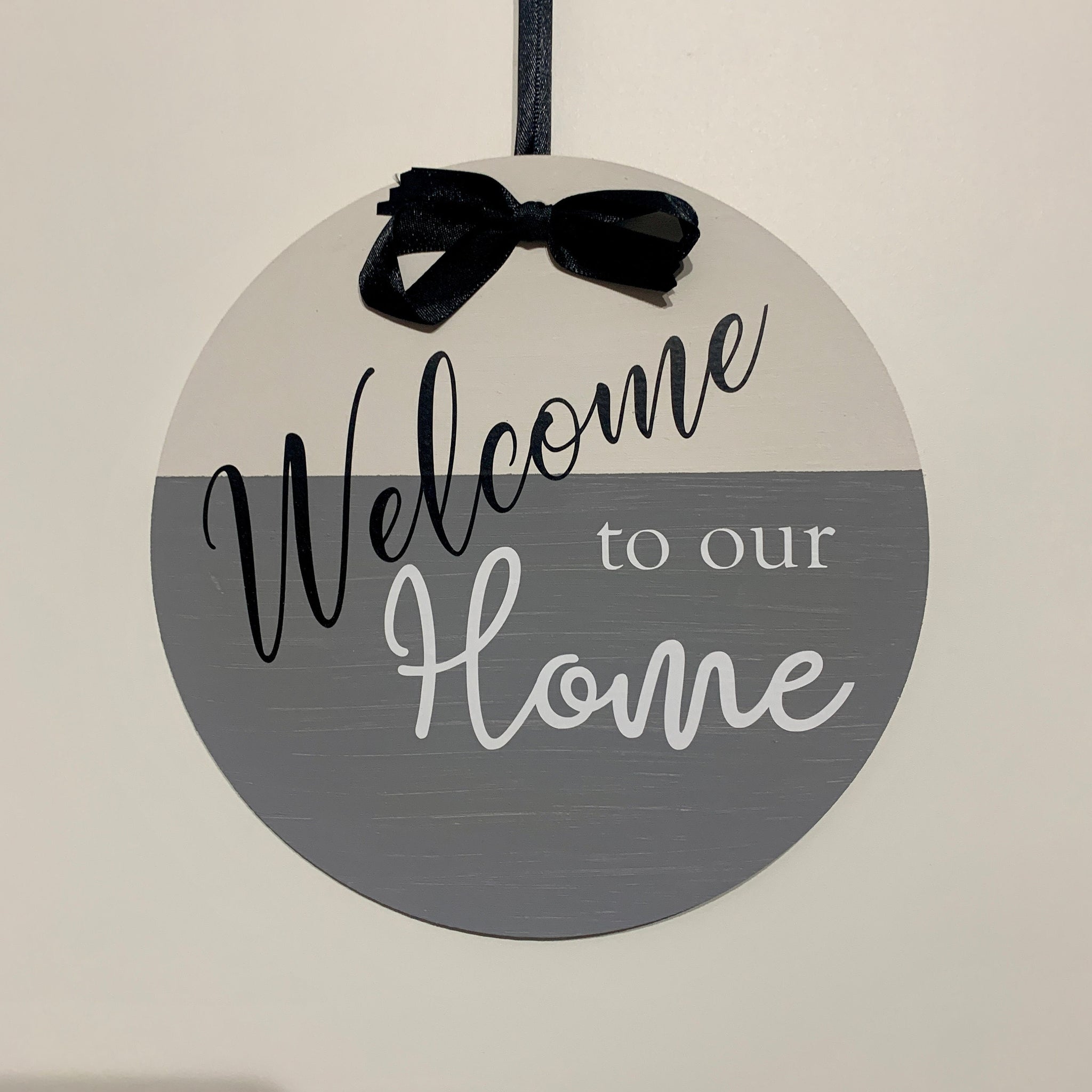 Welcome to our Home, New Home Gift, Wooden Sign/Wall Hanger, wooden round sign, 20 cm diameter, Moving in Gift, Entry sign. Wall hangings.